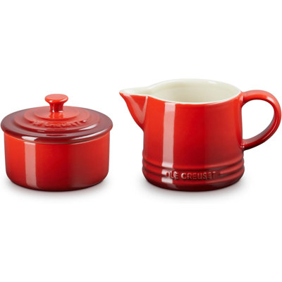L'élégant ensemble de bols à sucre et à crème, compagnon parfait pour le café et le thé, rehausse le décor de votre table.