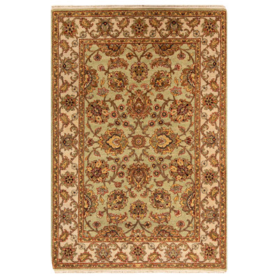 Tapis vert clair, ivoire et brun noué à la main de haute qualité
