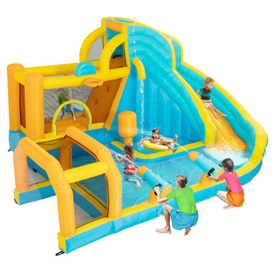 Jeu gonflable avec glissade d'eau pour thème sportif