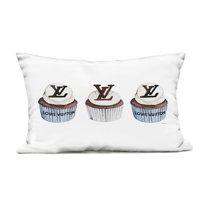 Coussin d'extérieur imprimé Luxury Cupcake Trio par Amanda Greenwood