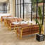 Bancs simples recouverts de café-restaurant