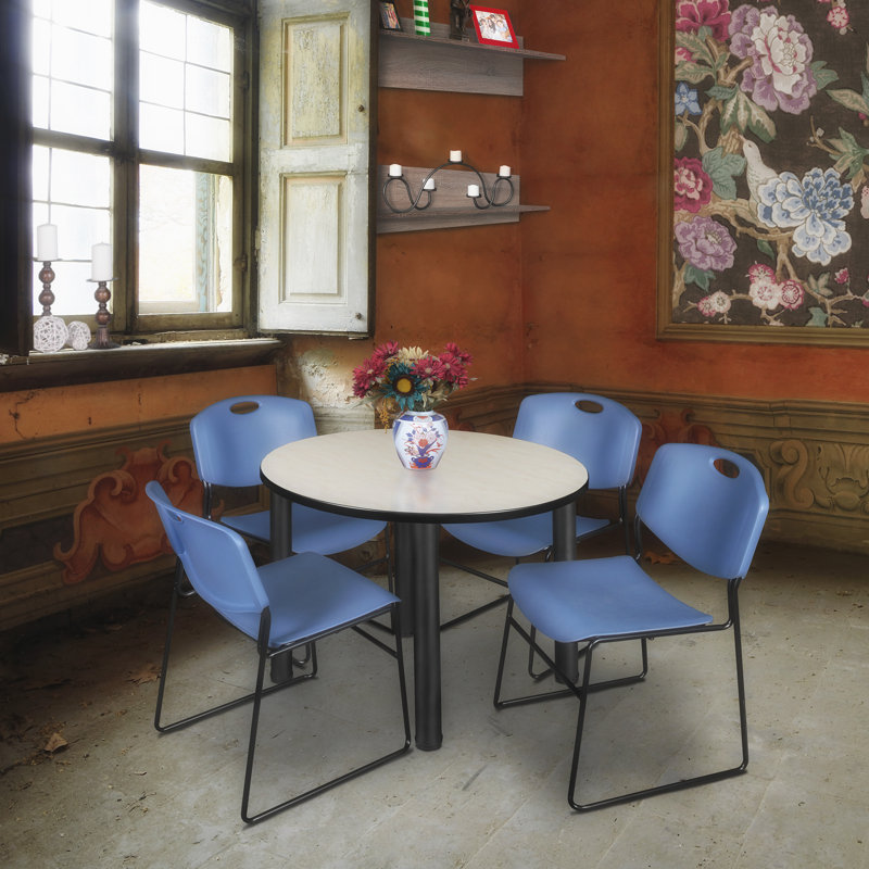 Plateau de table Kee, 4 chaises empilables Zeng, Érable / noir, Bleu