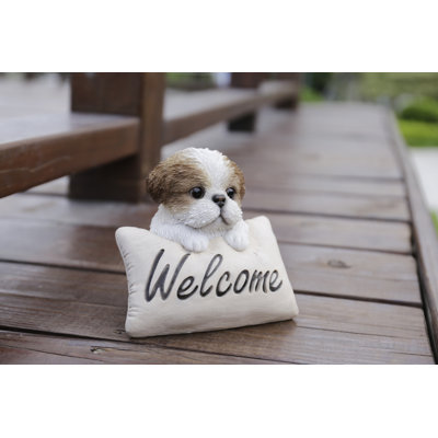 Shih Tzu avec statue de bienvenue