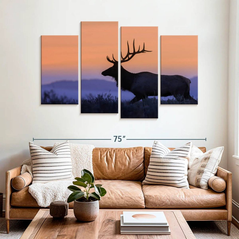 Wapiti brulé contre le coucher du soleil
