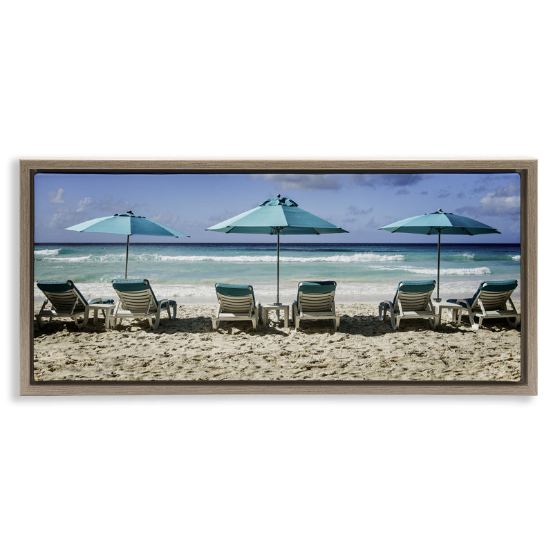 Cadre flottant avec chaises de plage alignées, design par Mary Lou Johnson, H 11 po x l 25 po, Cadre flottant orme Montalcino