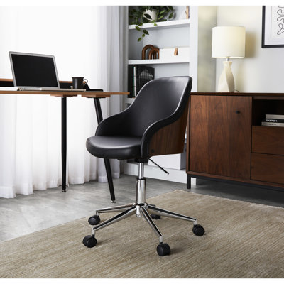 Fauteuil de bureau contemporain pivotant à 360°, hauteur réglable, structure en noyer, métal, revêtement en similicuir brun, assise rembourrée, poids maximal supporté : 113 kg, piètement à 5 branches en métal, usage intérieur.