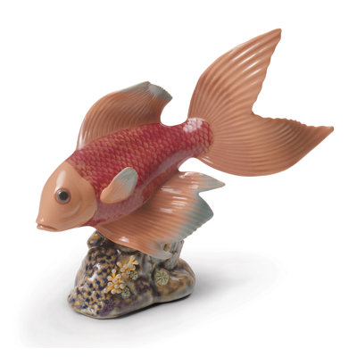 Figurine de poisson sous l'eau