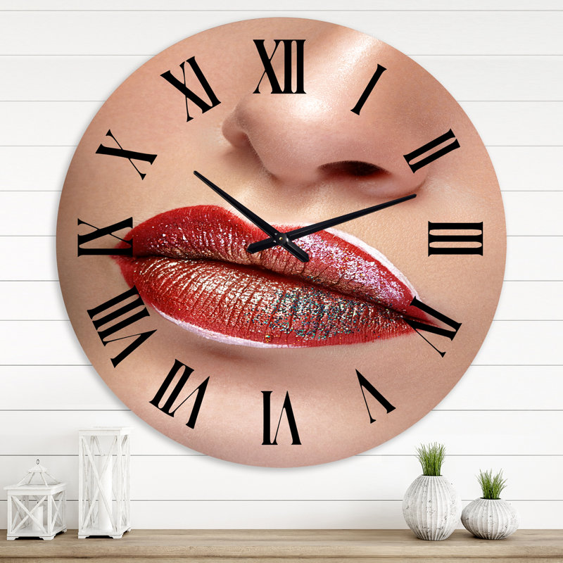 Gros plan sur les lèvres avec maquillage professionnel et rouge à lèvres - horloge murale moderne, Grand