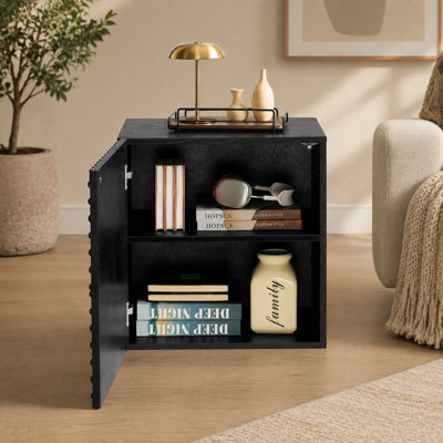 Table de chevet 20,37 po en bois noir avec relief géométrique, 2 tablettes de rangement intérieures pour les chambres à coucher et les espaces de vie