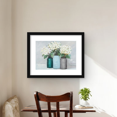 Fleurs d'hortensia dans des vases bleus - décor de salle de bain gris