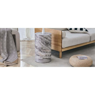Table basse cylindrique simple texturée en marbre gris, 12 po de diamètre x 19,7 po de hauteur, mobilier en bois aggloméré. Convient aux salons de style industriel.