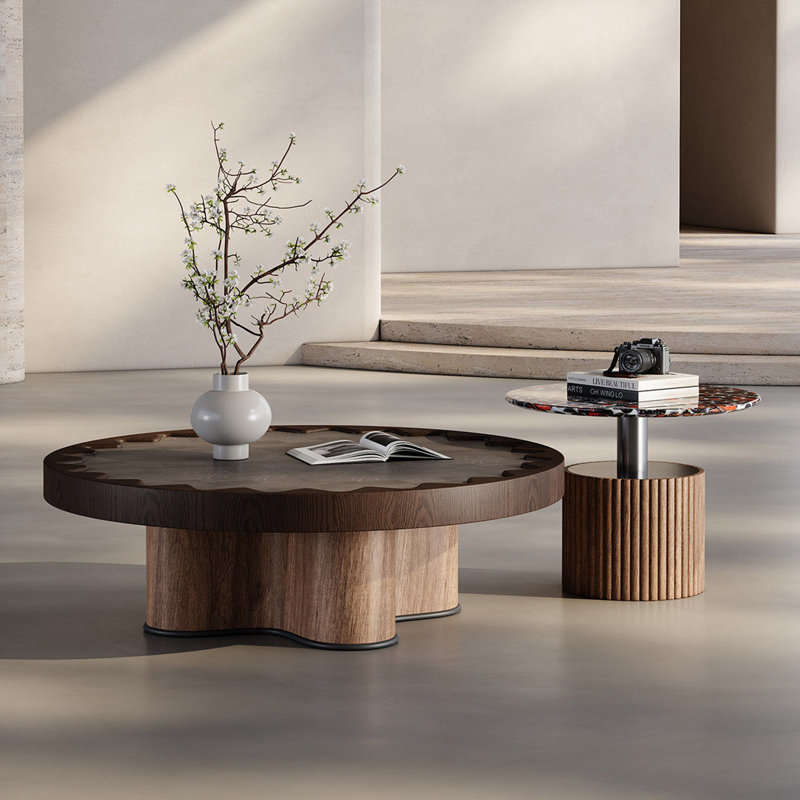Ensemble de tables basses rondes de style médiéval