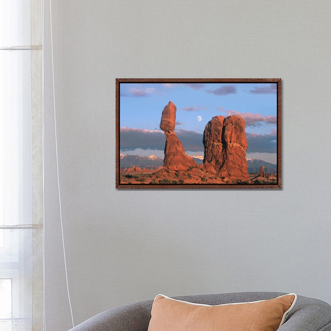 Mond über dem Balanced Rock, Arches National Park, Utah von Tim Fitzharris - Galerie-verpackte Leinwand Giclée