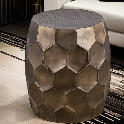 Table d'appoint moderne et contemporaine en aluminium avec base dorée lustrée, conception martelée à la main, idéale pour un espace de vie principal de style hexagonal en losange de 21 pouces, finitions antiques, facile à nettoyer