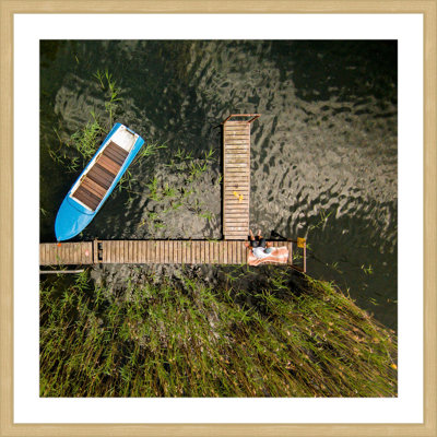 « blue bateau » par karolis janulis, reproduction d’art encadrée