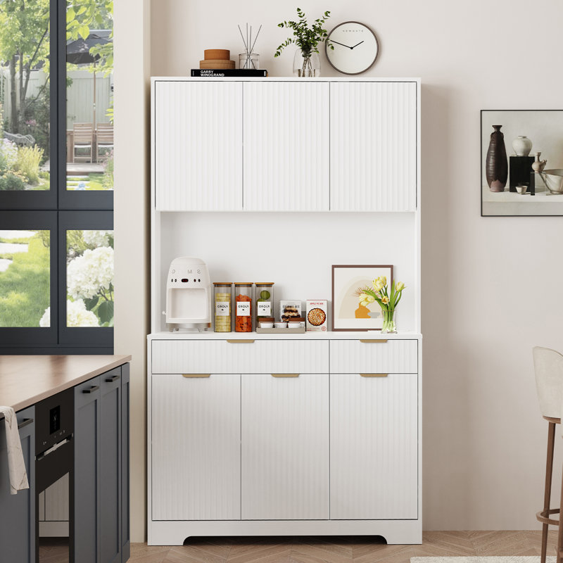 Grande armoire de rangement blanche cannelée avec station de charge et lumière DEL | Tablettes réglables, comptoir ouvert et tiroirs de rangement, grand garde-manger pour la cuisine, la salle à manger et le salon