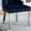 2 chaises à oreilles boutonnées bleues avec pieds et garniture cloutée, tissu, dossier et tentation