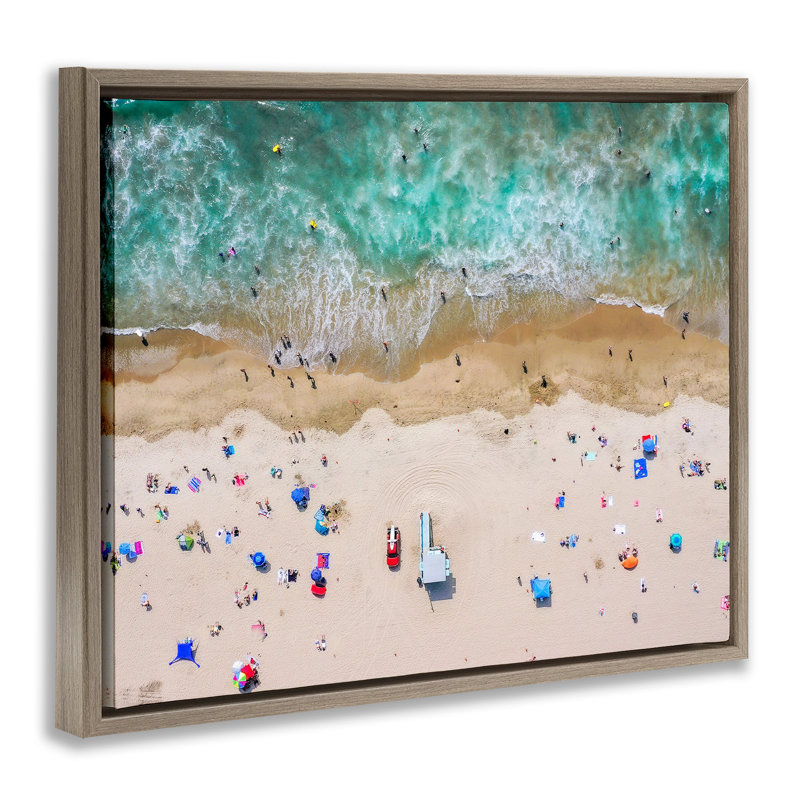 Vue aérienne de la plage d'été occupée, H 17 po x l 21 po, Cadre flottant orme Montalcino