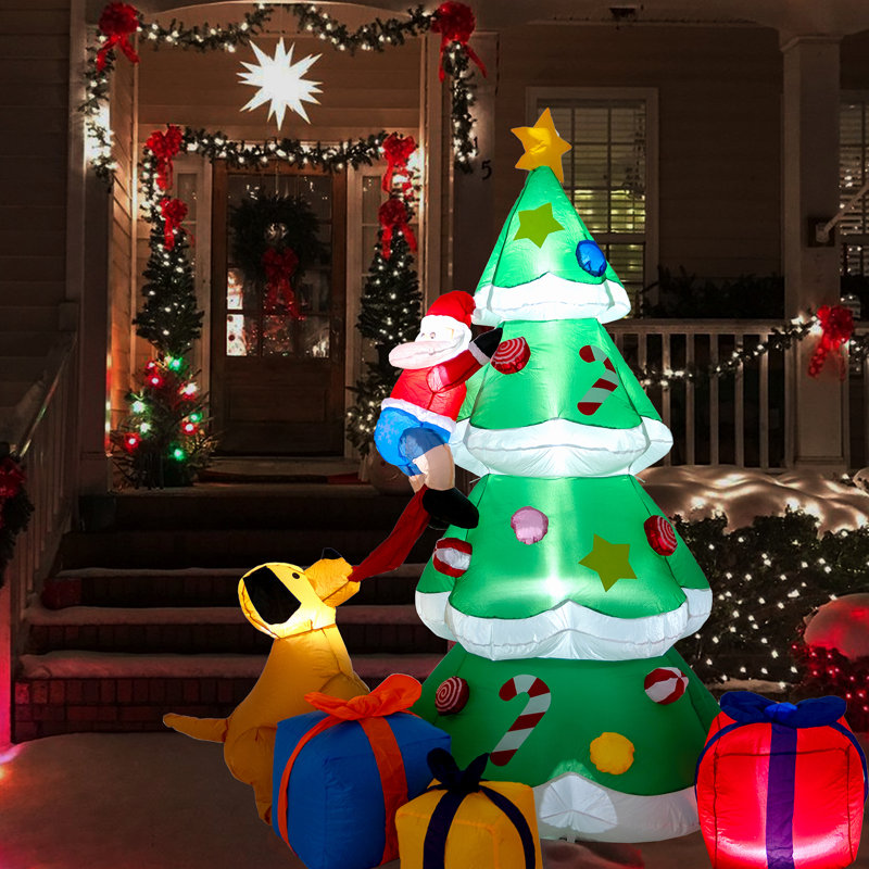 Arbre de Noël avec un père Noël gonflable