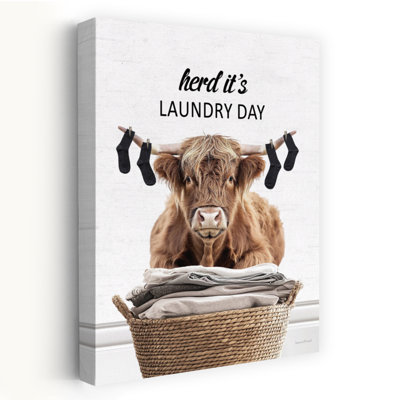 Herd It's Laundry Day Highland - Art contemporain avec chaussettes à linge