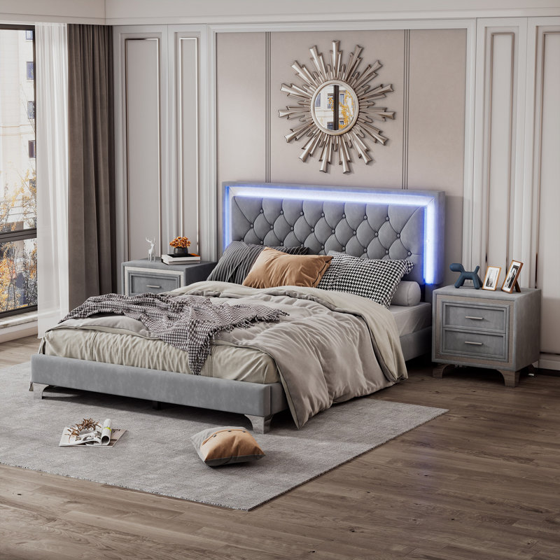 Ensemble de chambre à coucher 3 pièces, grand lit plateforme tapissier avec lumières DEL et deux tables de chevet - gris