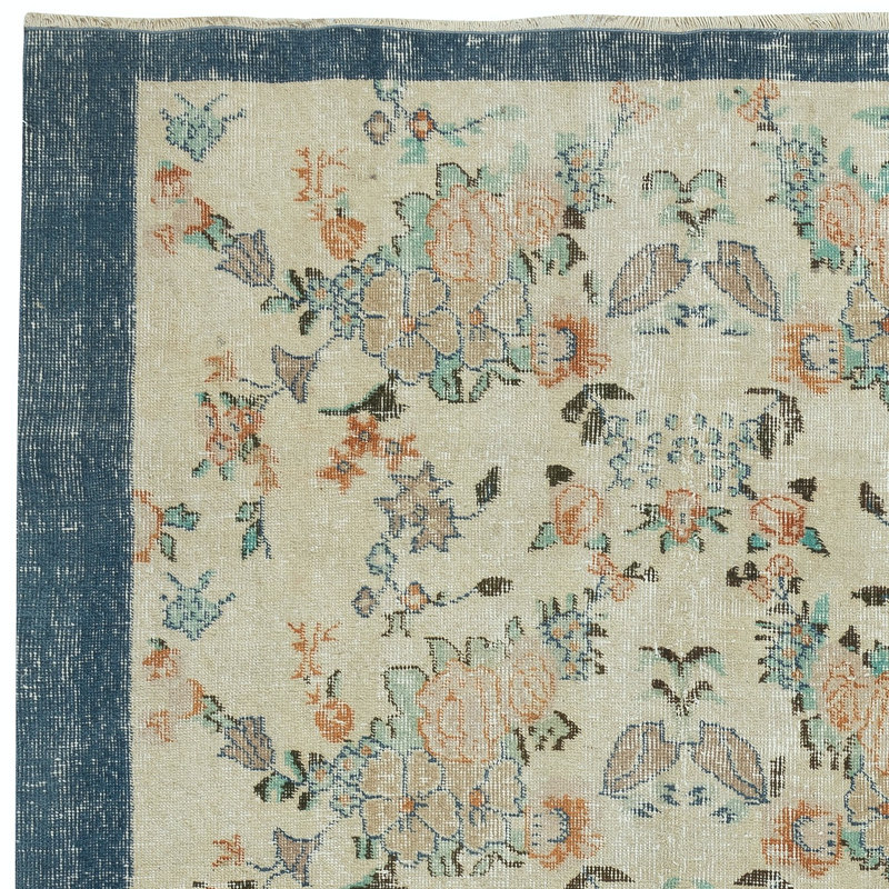 Tapis beige rétro fait à la main avec motif floral et bordure bleu marine uni