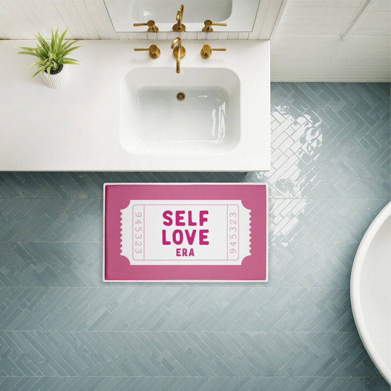Tapis de bain et tapis de bain en peluche imprimé rose Vibe Era, par Lettred and Lined, 18 po x 30 po, Billet rose Vibe Era