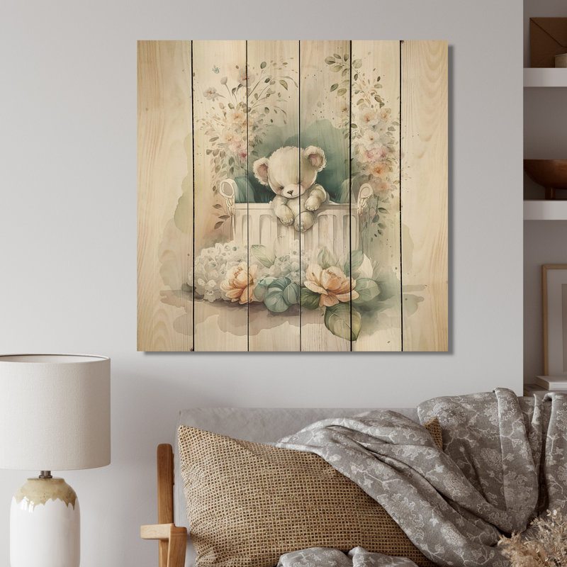 Ours en peluche Jenna dans un lit de bébé avec fleurs I - impression sans cadre sur bois, H 36 po x l 36 po x P 1,5 po