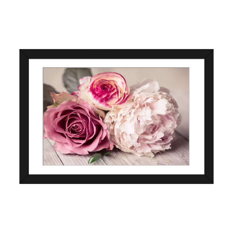 « bouquet », reproduction de photo sur toile, H 24 po x l 32 po x P 1 po, Papier d'art encadré noir, Blanc