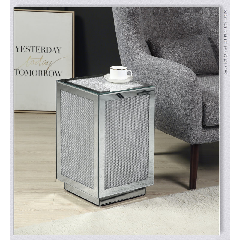 Table d'appoint en miroir Noralie, élégante et compacte pour les espaces de vie modernes