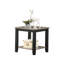 Table de bout brun foncé avec un design carré et une tablette pour un salon ouvert moderne et efficace