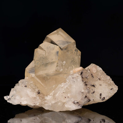 Calcite dorée sur apophyllite avec stilbite