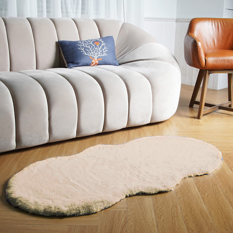 Tapis beige en fausse fourrure tissé à la machine Ruther, Nouveauté 2 pi x 4 pi