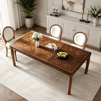 Table de salle à manger rectangulaire traditionnelle avec dessus en bois encadré et pieds tournés, idéale pour les espaces repas élégants et fonctionnels.