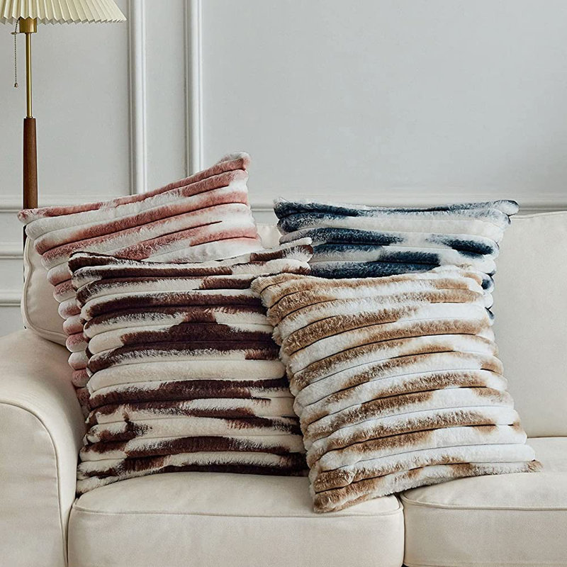 Coussin décoratif rayé en fausse fourrure avec insert - Coussin décoratif moelleux pour canapé, lit et salon, plusieurs couleurs 18 po x 18 po