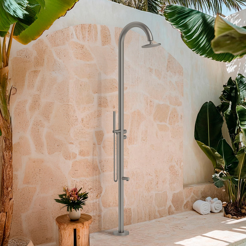 Douche d'extérieur autoportante en acier inoxydable 316 avec douchette et bec de lavage des pieds