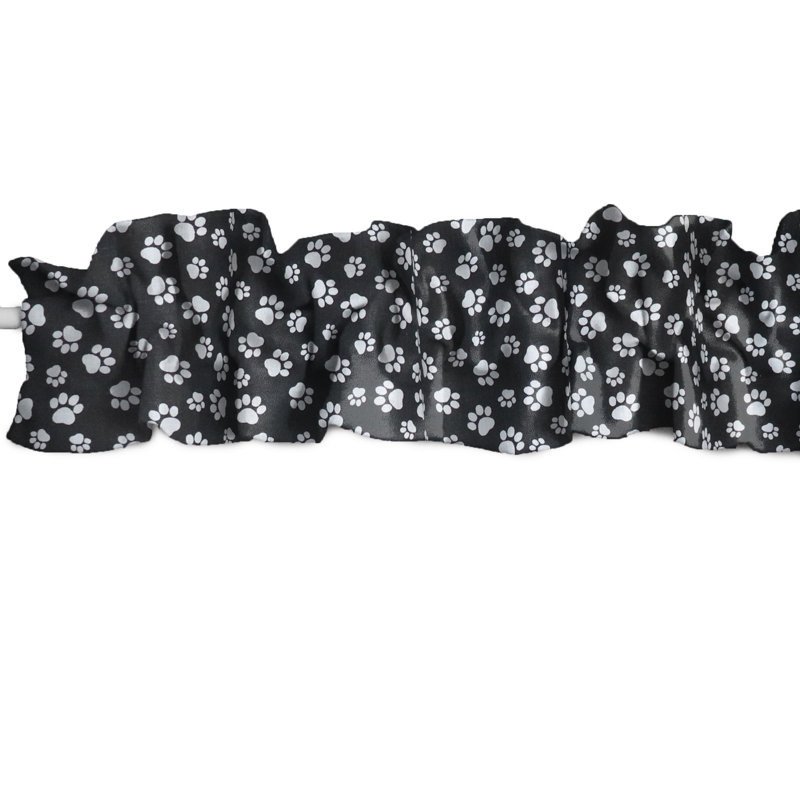 Cantonnière à motif de pattes et fenêtre