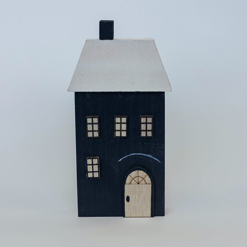 Maison avec fenêtres en bois - porte et cheminée. Figurine