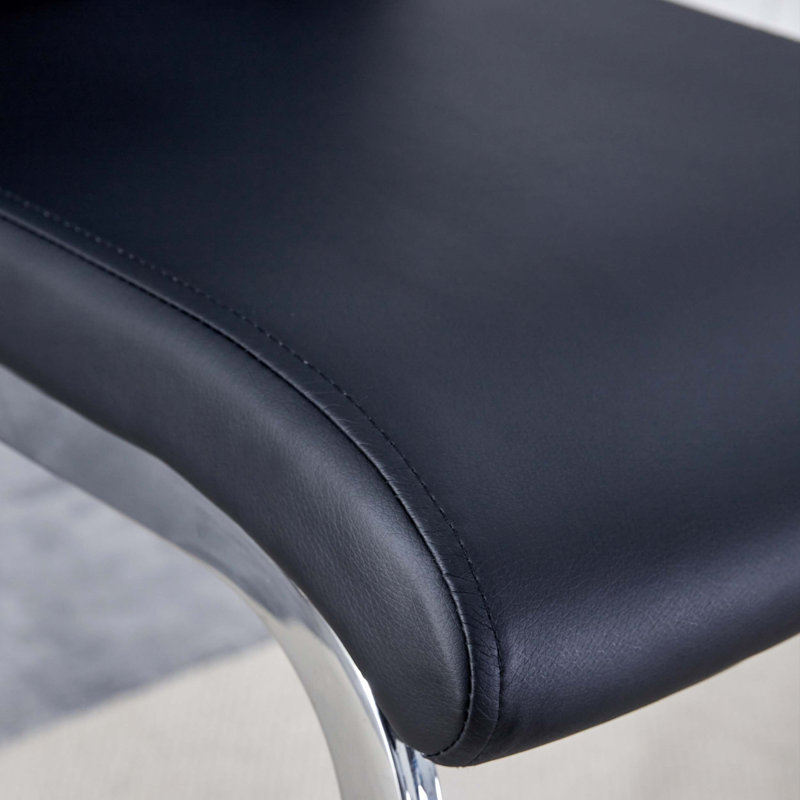 Tabouret de bar moderne en cuir synthétique avec pieds en métal argenté en forme de C, conception à poutre transversale stable, idéal pour les bars, les cuisines et les espaces de vie contemporains.