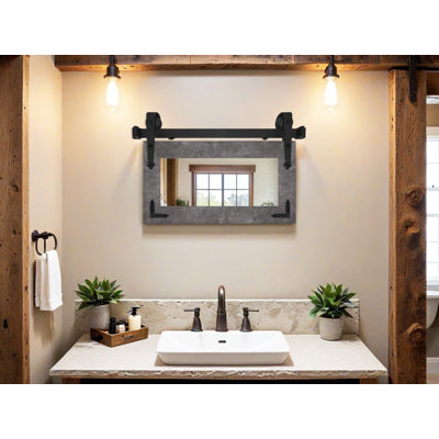 Miroir rustique moderne avec rail de porte de grange en acier et supports de coin décoratifs en métal