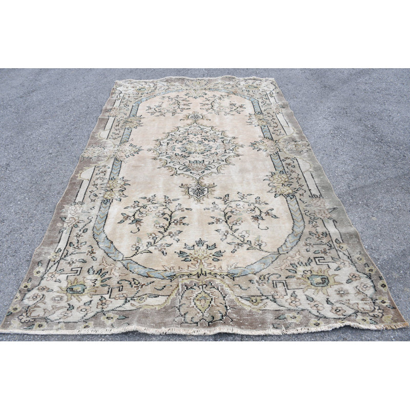 Tapis turc beige antique avec un motif floral orné pour une décoration élégante dans de grands espaces