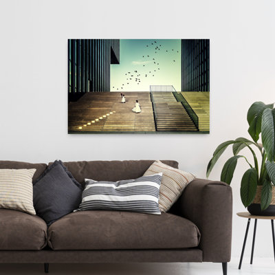 Filles sur un escalier moderne, oiseau abstrait, architecture moderne, art mural