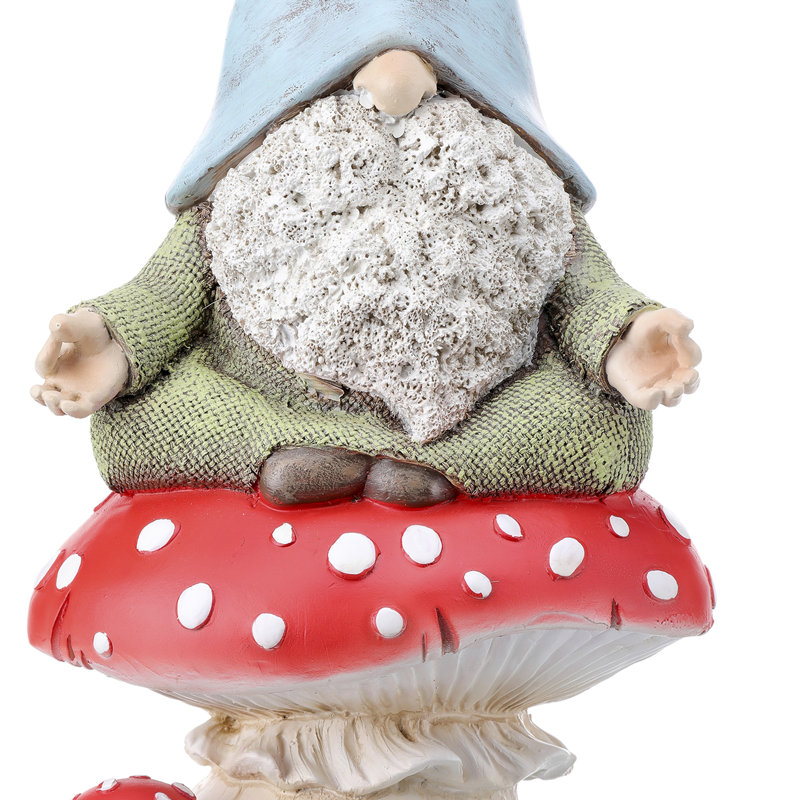 Statue gnome assis sur un champignon