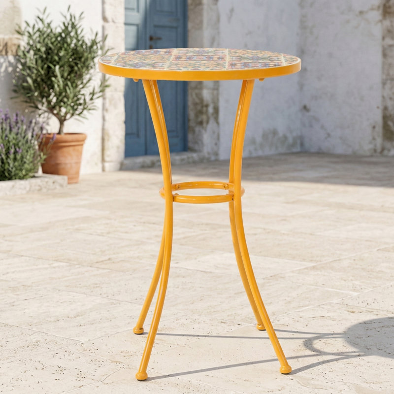 Table d'appoint d'extérieur avec plateau en mosaïque et pieds en métal. Couleur jaune.