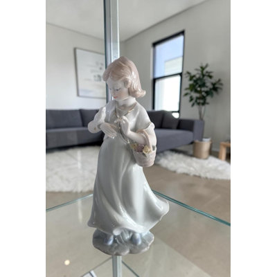 Statue fille en porcelaine avec colombes blanches et panier de fleurs 6 po x 4 po x H 12 po