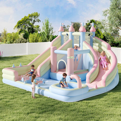 Château gonflable Albott avec glissade pour 4 à 6 enfants, utilisable à l'intérieur et à l'extérieur. Toile Oxford, souffleur de 550 W, pour les enfants de 3 à 12 ans. Dimensions : 455,5 x 430 x 275 cm. Couleurs pastel.