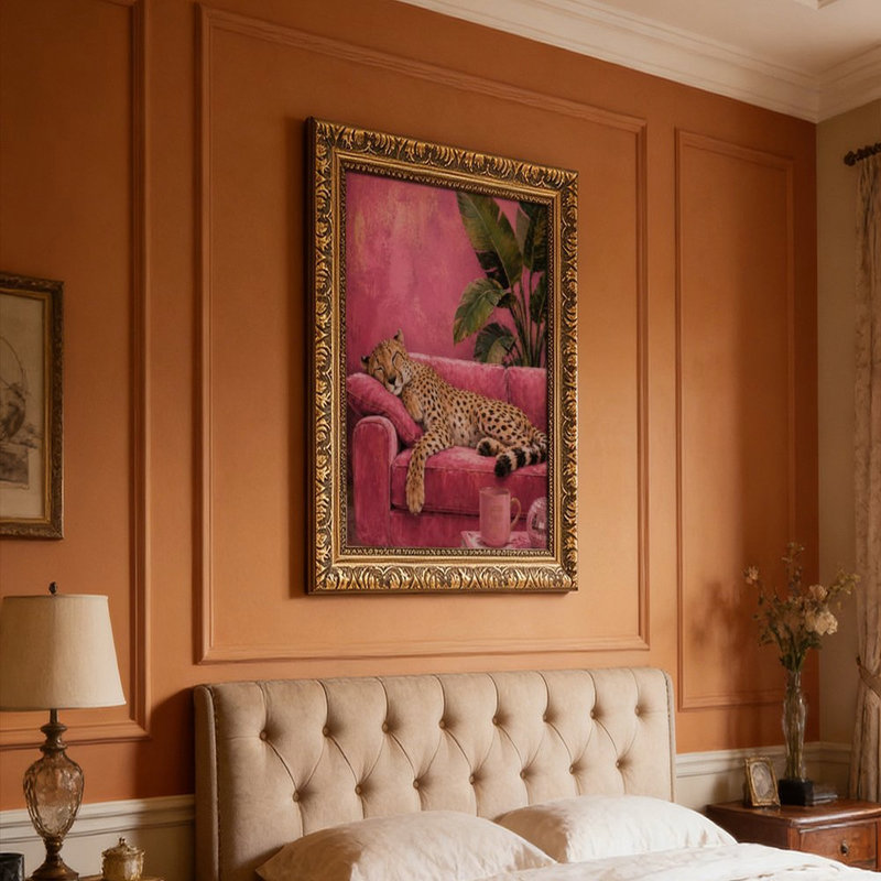 Leopard sur un canapé rose, cadre mural rétro - cadre décoratif doré pour art., L 20 po x l 30 po