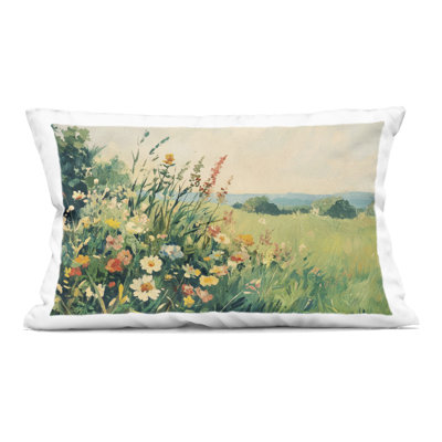 Coussin décoratif imprimé rétro "Wildflowers in Field" par Petal Prints Design