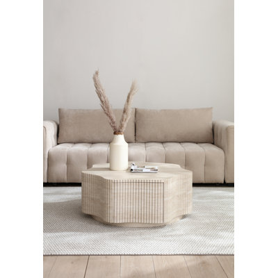 Table basse moderne en forme de fleur à pétales avec tiroir caché, plateau en faux marbre beige et côtés cannelés texturés, table de centre d'aspect pierre beige pour le salon