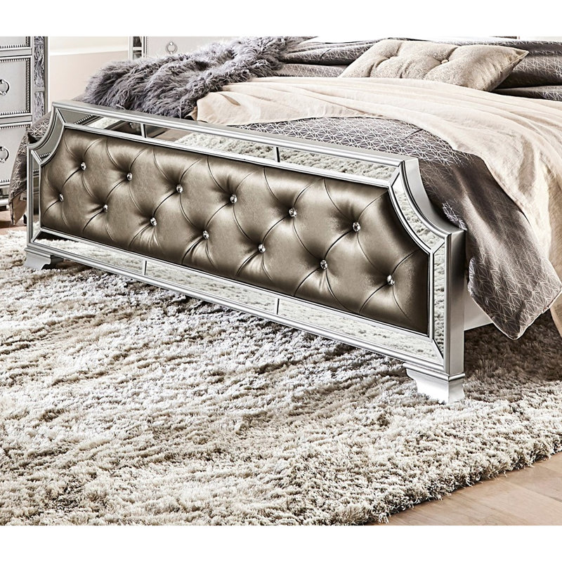 Cadre de lit argenté pour grand lit, garniture de miroir biseautée à boutons, décor sophistiqué pour chambre à coucher moderne, sommier tapissier nécessaire, tête de lit à boutons et décor séduisant, nécessaire